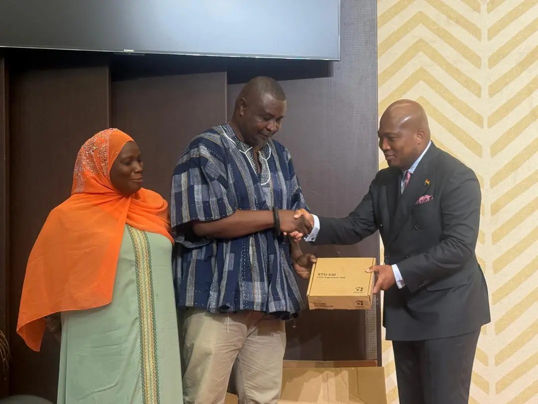 Foreign Ministry gives GH¢539,574 in decommissioned passport equipment to Refugee Board
