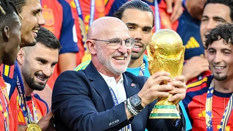 Luis de la Fuente Extends Spain Contract to 2032