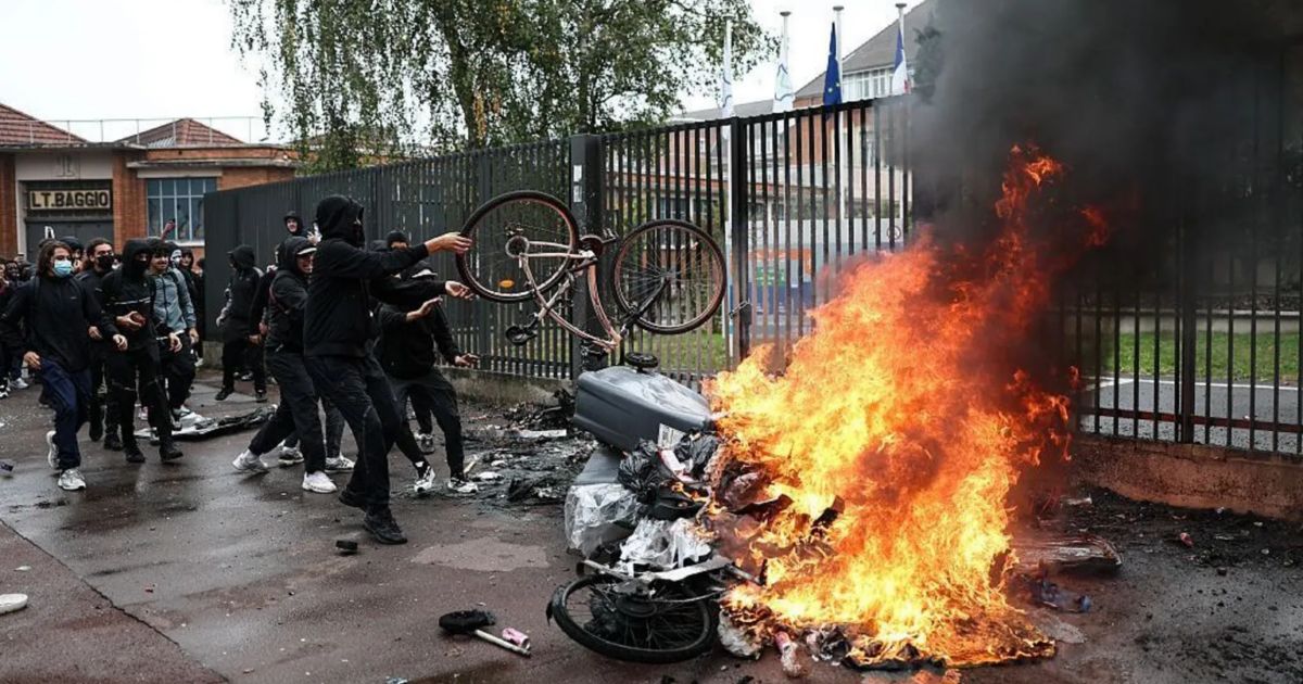 France Detains Over 400 in Student Protests Across the Country