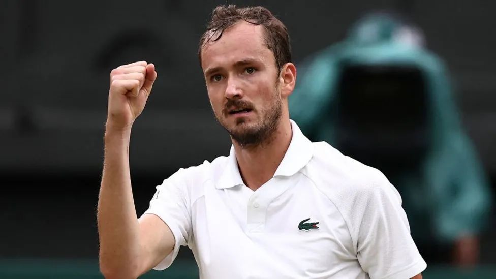 Medvedev Unfazed by Bird Interruption, Beats Gorzny 6-1 6-3 7-5