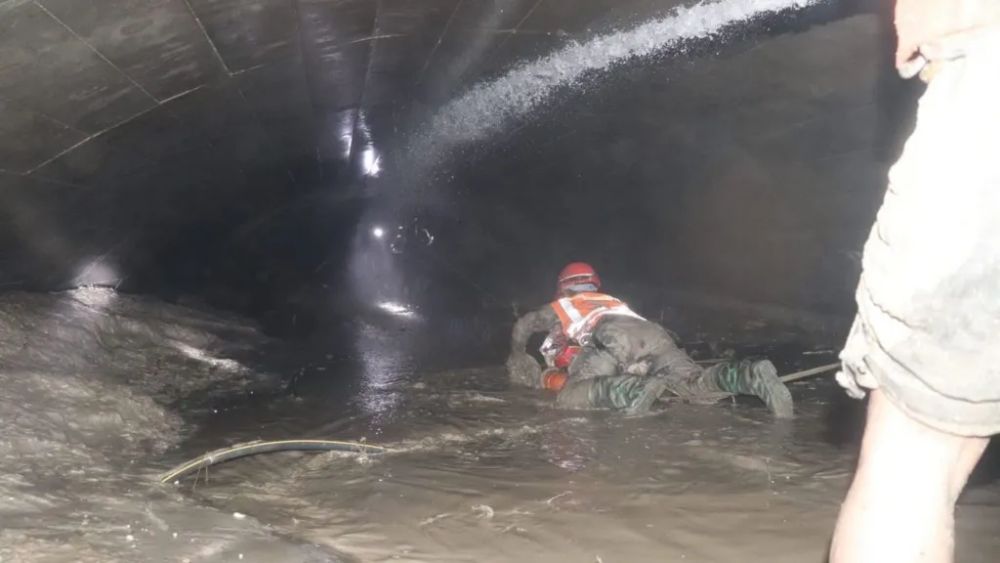 Nepal Flood: Rescue Team Dig Through Mud‑Covered Tunnel to Save Survivors