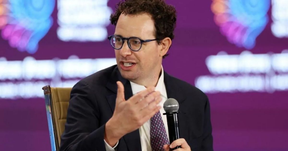 Trump Confirms Dinner With Anthropic CEO Amodei While Dismissing AI Regulation Calls