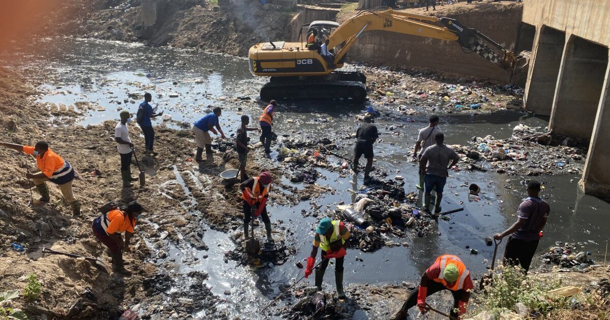 Ashaiman Cleans Gbeblemɛ Storm Drain, Deploys Monitoring System