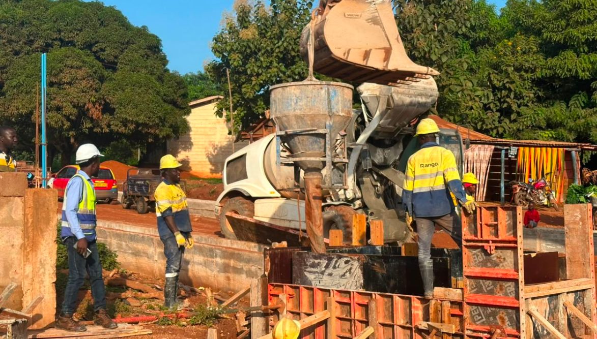 Jinijini‑Sampa Road Work Slows After Gravel Theft in Bono Region
