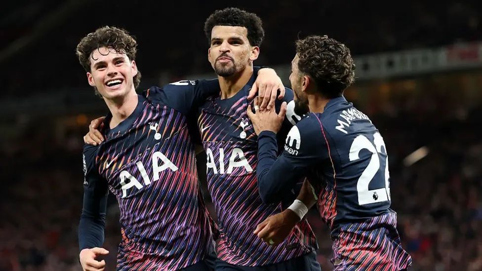 Solanke’s Stoppage‑Time Goal Secures Spurs Draw at Old Trafford